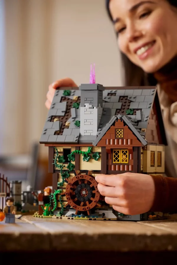 LEGO IDEAS Set "Disney Hocus Pocus: Das Hexenhaus der Sanderson-Schwestern" (21341)